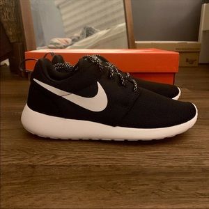 Nike Roshe Sneakers